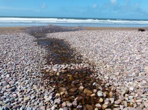 Diles Lake flowing through thick bank of pebbles