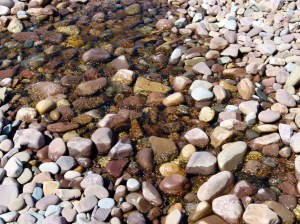 Diles Lake flowing through thick bank of pebbles