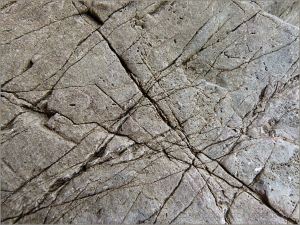 Triangular patterns of natural fractures in limestone