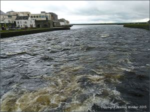 Rough surface water texture in a fast flowing river