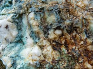 Colour and texture in quartz with copper minerals