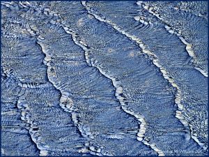 Natural patterns in wind-rippled water