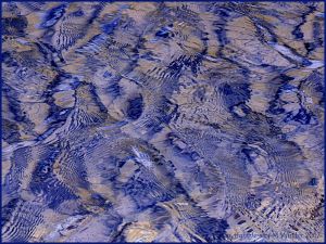 Natural patterns in wind-rippled water
