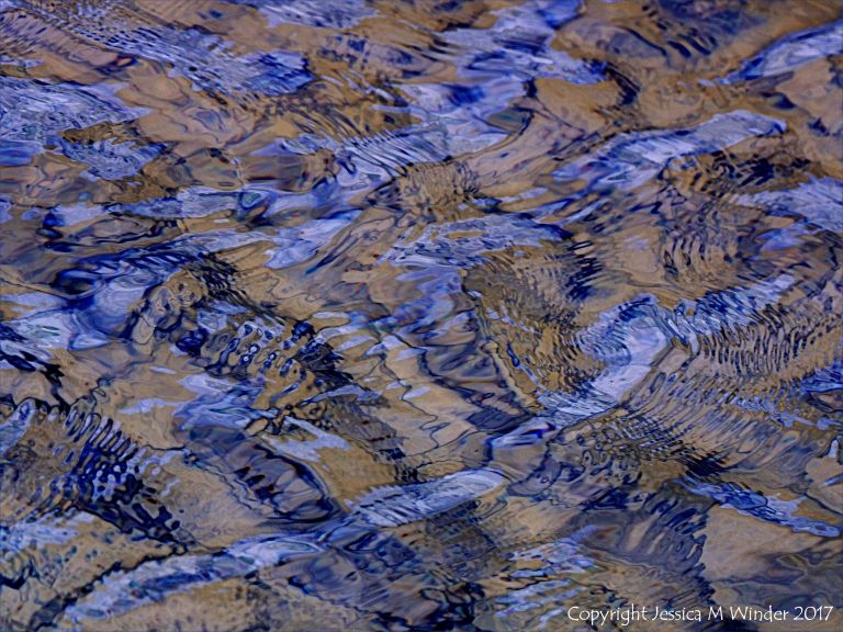 Natural patterns in rippled water
