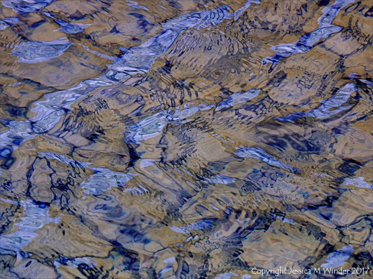 Natural patterns in rippled water