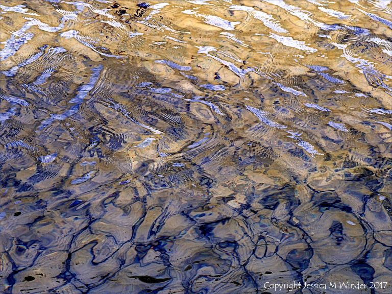 Natural patterns in rippled water