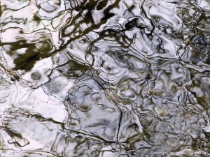 Natural reflection patterns on flowing water