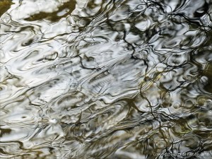Natural reflection patterns on flowing water