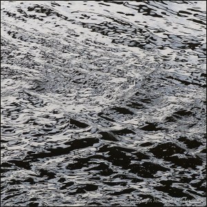 Natural patterns on flowing water