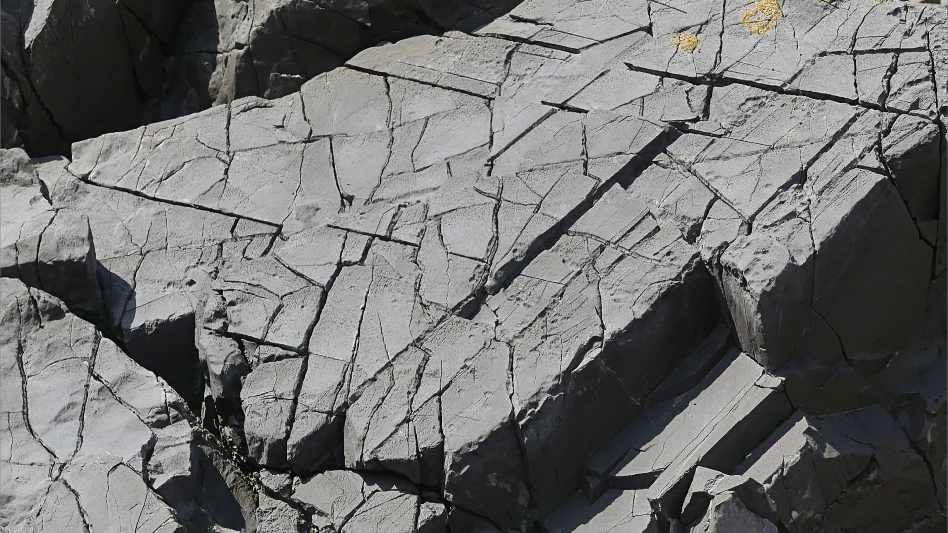 Erosion patterns on sedimentary rocks