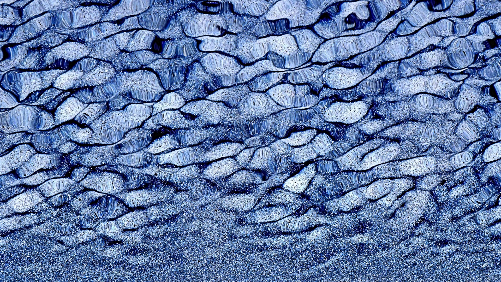 Natural patterns of light reflected on water