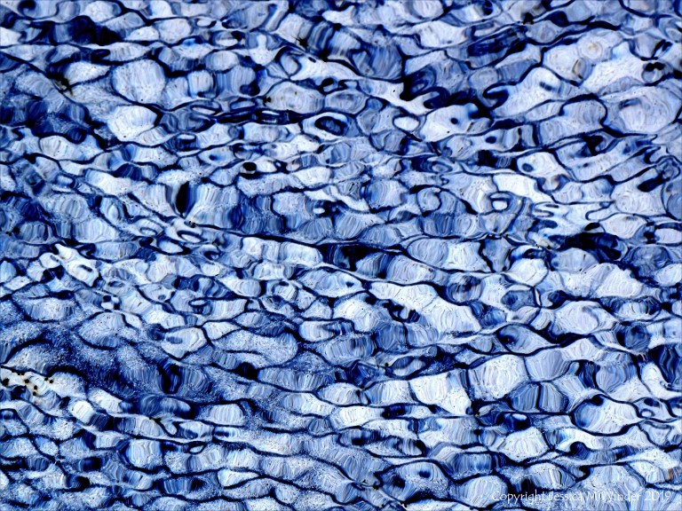 Natural patterns of light reflected on water