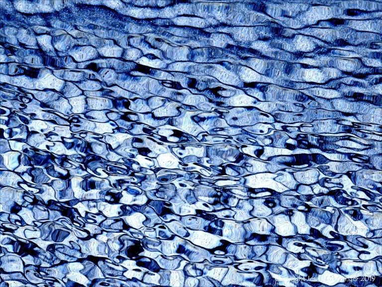 Natural patterns of light reflected on water