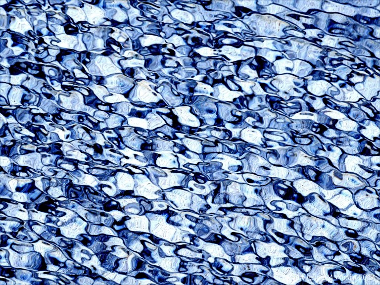 Natural patterns of light reflected on water