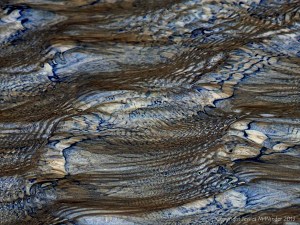 Natural patterns of light reflected on water