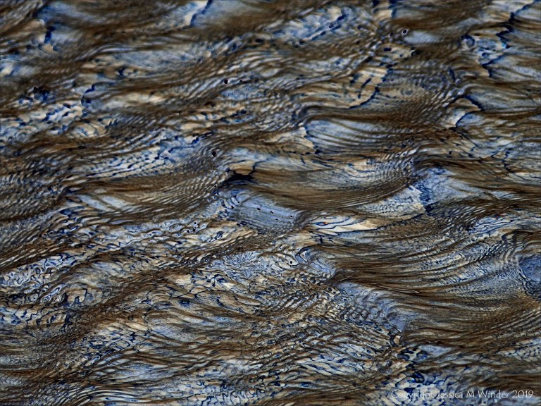 Natural patterns of light reflected on water