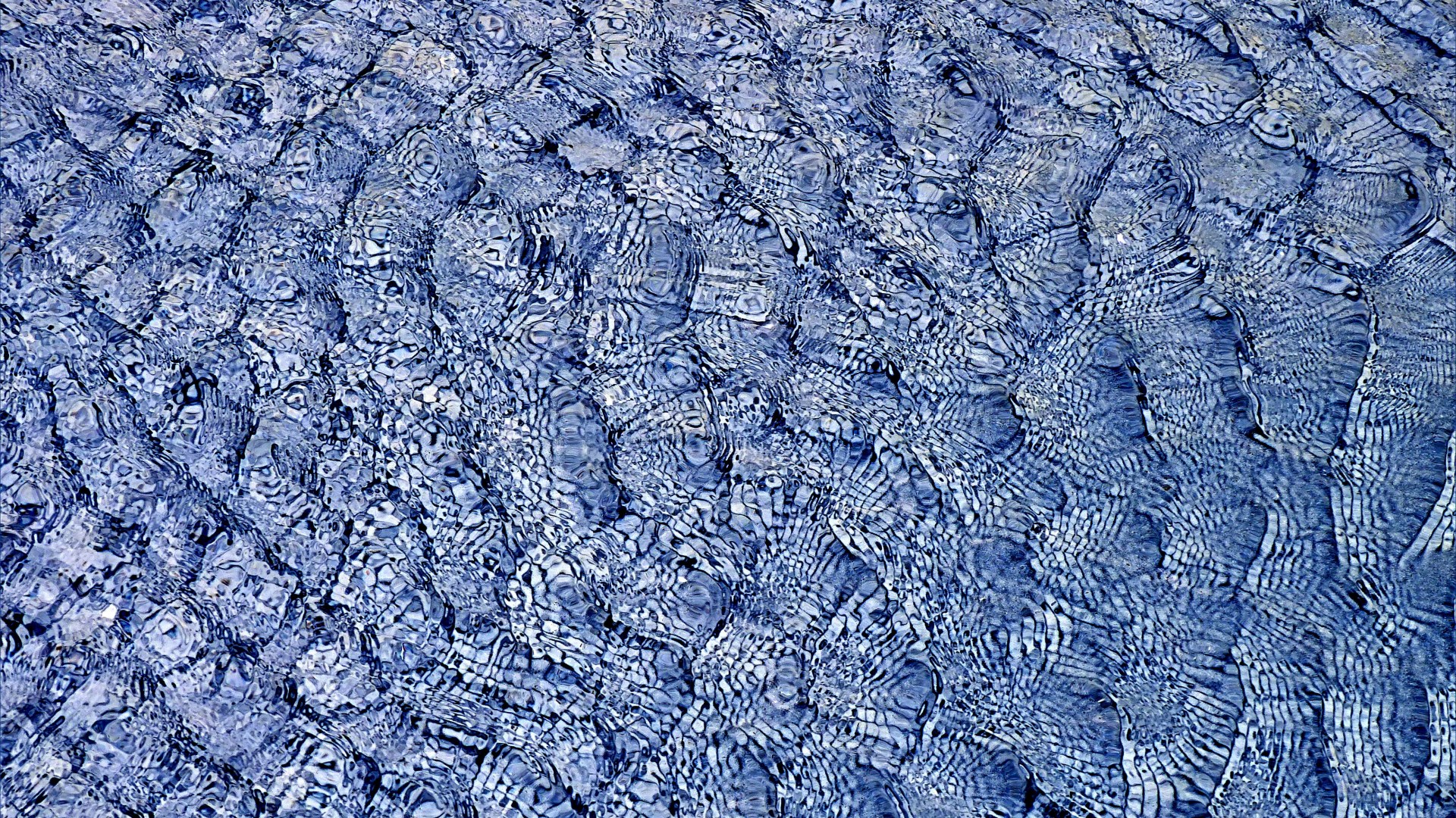 Natural patterns of light reflected on water