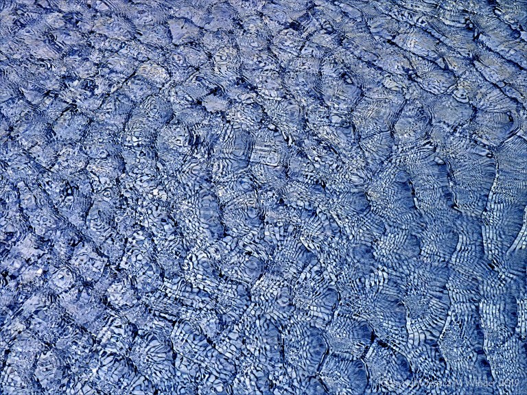 Natural patterns of light reflected on water