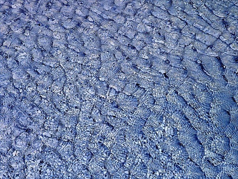 Natural patterns of light reflected on water