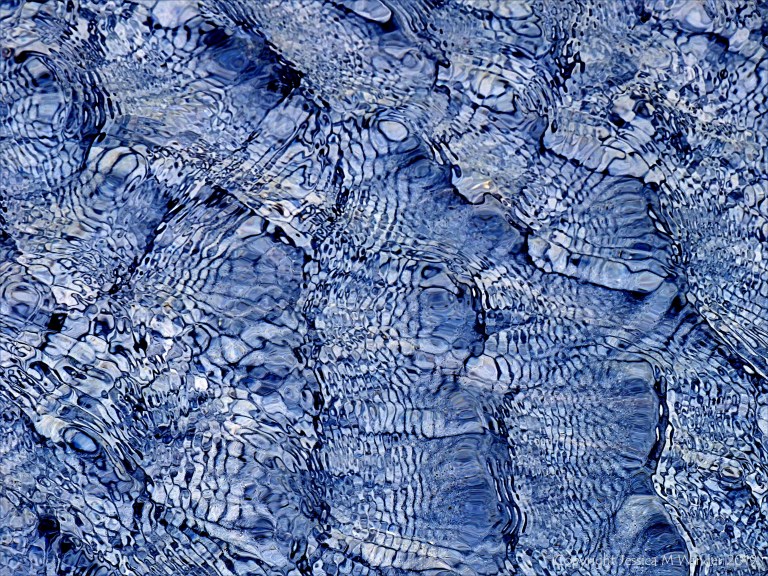 Natural patterns of light reflected on water