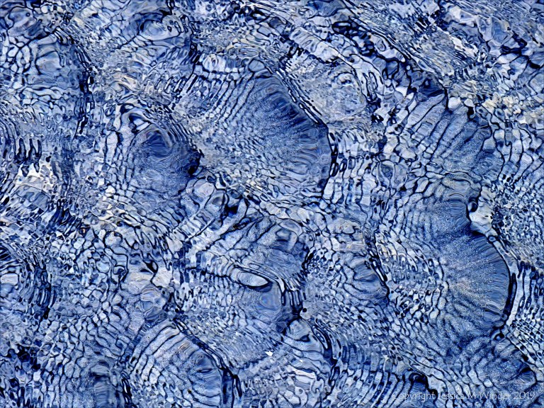 Natural patterns of light reflected on water