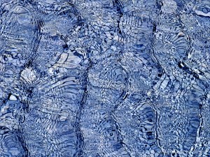 Natural patterns of light reflected on water