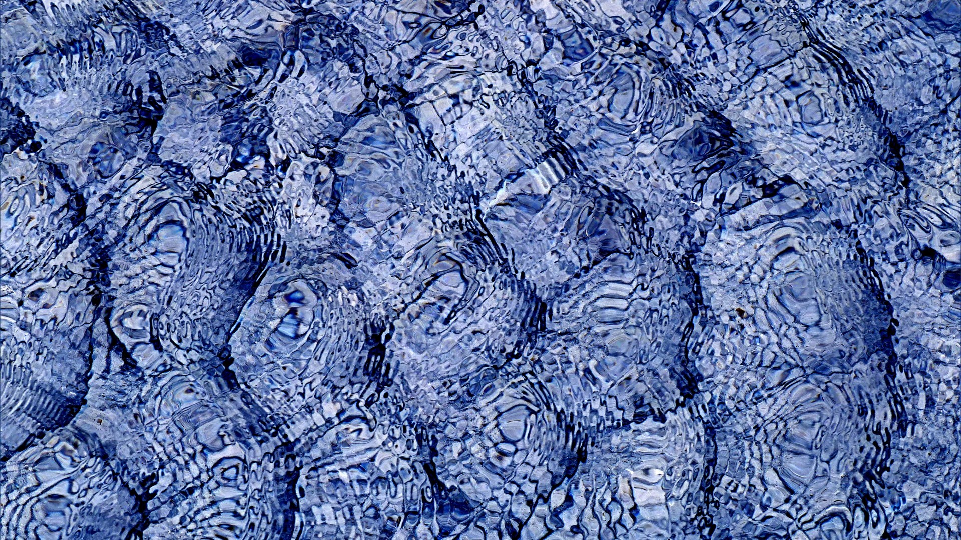 Natural patterns of light reflected on water