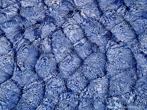 Natural patterns of light reflected on water