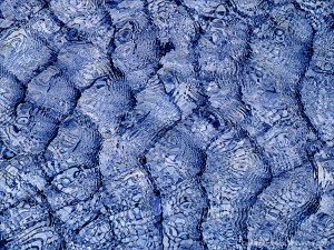 Natural patterns of light reflected on water