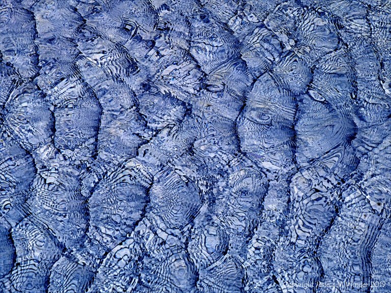 Natural patterns of light reflected on water