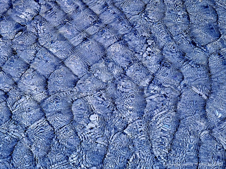 Natural patterns of light reflected on water