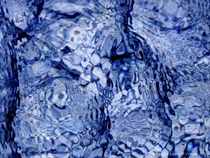 Natural patterns of light reflected on water