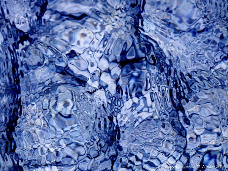 Natural patterns of light reflected on water