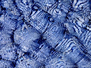 Natural patterns of light reflected on water