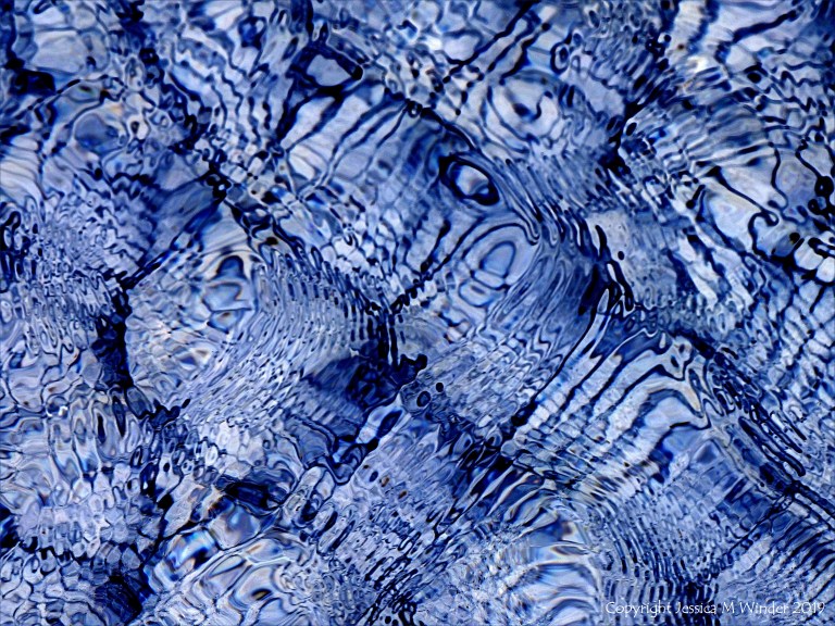 Natural patterns of light reflected on water