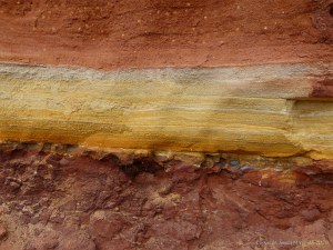 Red and yellow pattern in red rocks