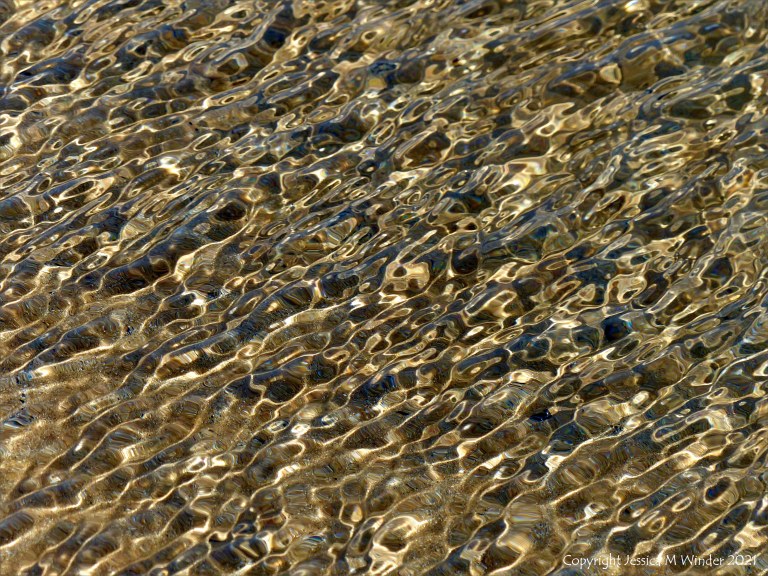 Natural patterns of rippled water with reflected light