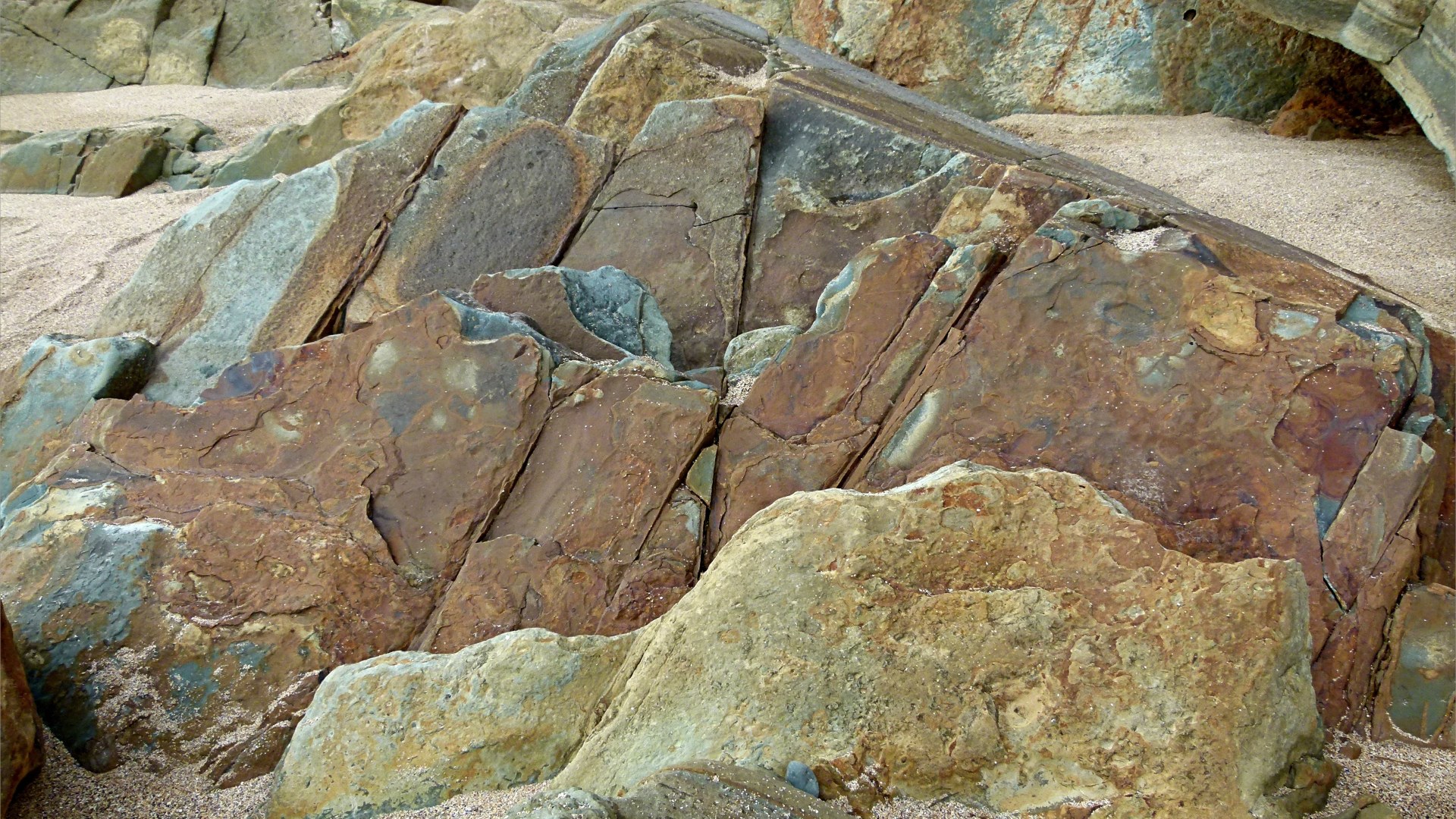Natural patterns in rocks